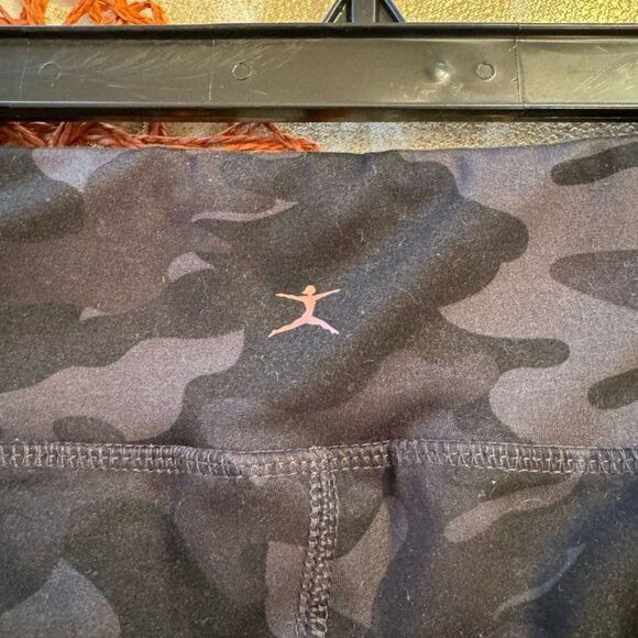 Danskin Black Camo Leggings size small - Picture 4 of 5